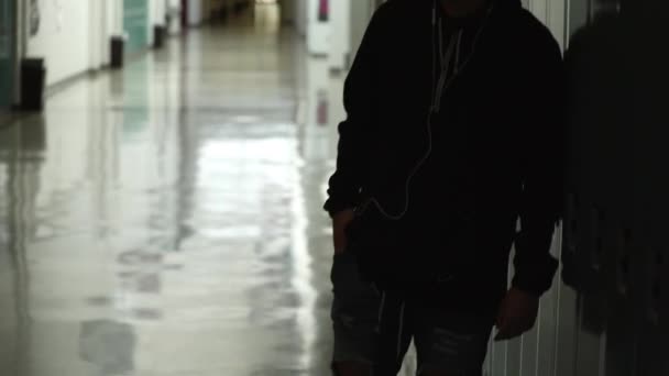 Okulda Karanlık Boş Koridorda Oturur Gibi Müzik Dinleme Onun Dolap — Stok video