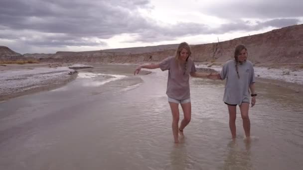 Duas Jovens Mulheres Vagando Rio Deserto Raso Pés Descalços Tentando — Vídeo de Stock