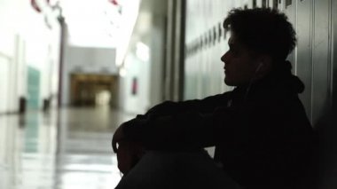 Lise ergen boş koridorda tek başına onun dolap önünde oturan.