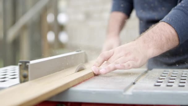 Vue Personne Poussant Planche Sur Scie Table Pendant Elle Coupe — Video