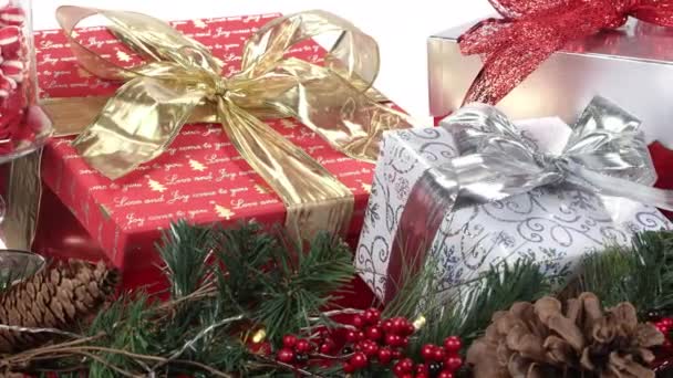 Вид Подарков Столе Выстроенном Ряд Время Праздников — стоковое видео