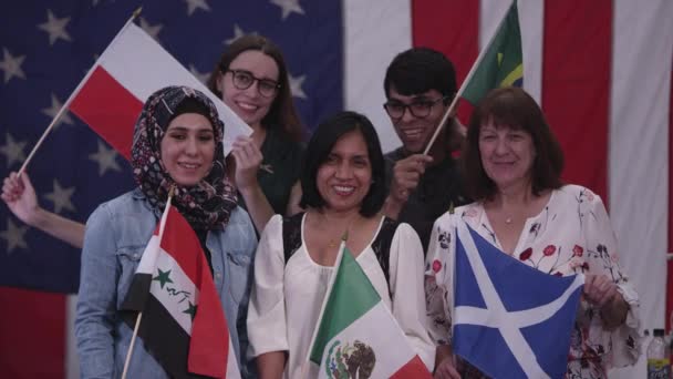 Grupo Personas Con Diferentes Etnias Que Sostienen Banderas Varios Países — Vídeo de stock