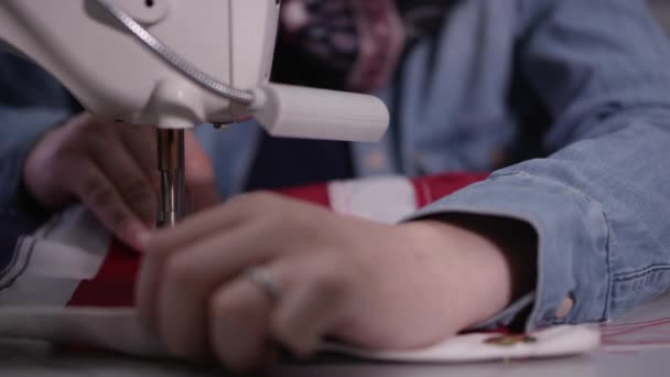 Üretimde Bir Araya Getirerek Bayrak Diken Makineyi Besleyen Ellerin Yakından — Stok video