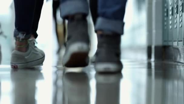 Tekintettel Középiskolás Diákok Láb Lábak Ahogy Járni Folyosón Elmúlt Szekrények — Stock videók