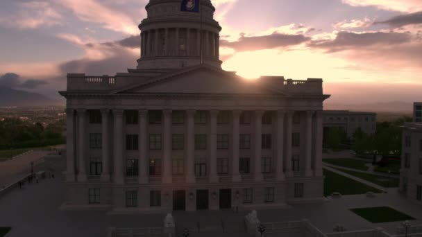 色鮮やかな夕焼けの中にユタ州議会議事堂の建物の眺めを上昇 — ストック動画