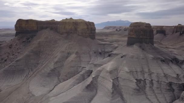 Vista Aérea Volando Más Allá Acantilados Del Desierto Viendo Capas — Vídeos de Stock