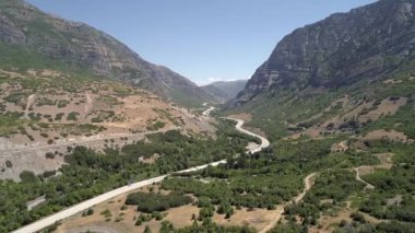 Sıcak güneşli günde Provo kanyonda dolambaçlı yol havadan görünümü.