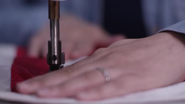 Vista Próxima Das Mãos Alimentando Bandeira Americana Através Máquina Costura — Vídeo de Stock