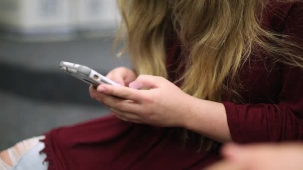 Έφηβοι Κάθονται Βήματα Κοιτάζοντας Smartphones — Αρχείο Βίντεο