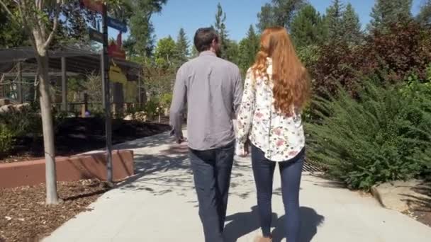 Paar Houden Handen Wandelen Door Het Park Warme Zonnige Dag — Stockvideo