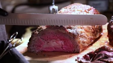 Prime kaburga kesme tahtası üzerinde dilimlenmiş Görünümü Kapat.