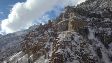 Amerikan Fork Canyon Utah kayalıkları aşağı kaydırma sırasında kar kaplı dağ görünümü.