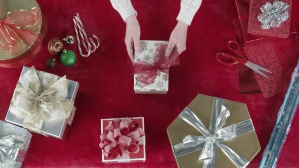 Olhando Para Baixo Para Presentes Mesa Como Pessoa Coloca Los — Vídeo de Stock