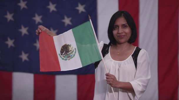Amerikan Bayrağı Önünde Duran Vemeksika Bayrağı Tutan Spanyol Kadın — Stok video