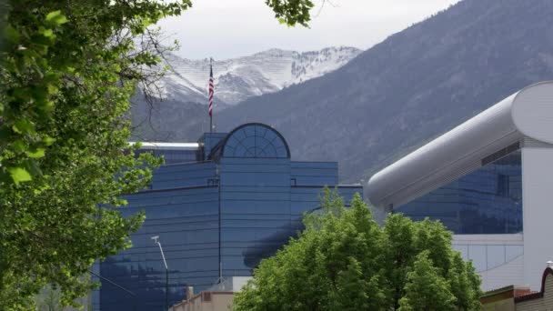 犹他州普罗沃市中心建筑物静态缩放视图 朝向山脉 — 图库视频影像