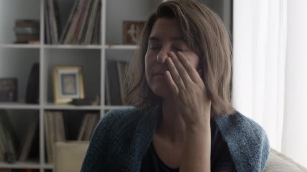 Pandangan Dekat Dari Wanita Dengan Wajah Stres Saat Meletakkan Tangan — Stok Video