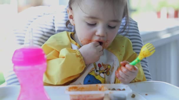 Toddler Trzymając Widelec Ale Jedząc Palcami Jak Ona Jedzenie Całej — Wideo stockowe