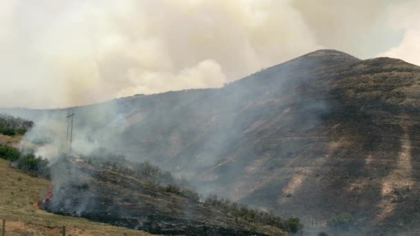 Fumée Remplissant Air Pendant Que Feu Brûle Sur Flanc Montagne — Video