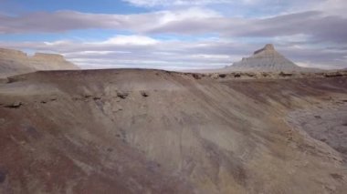 Inci ve buzağı gibi renkli arazi üzerinde Utah çöl üzerinden uçan peyzaj fabrika Butte doğru hareket yoluyla yürüyüş.