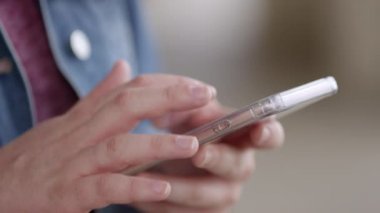 O türleri ve bir uygulamada swips olarak kadın ellerinde akıllı telefon görünümü.