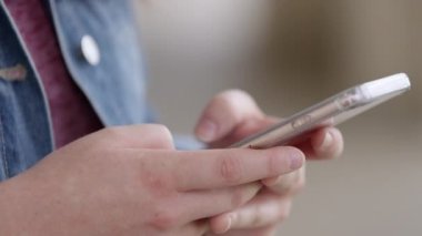 Bir uygulamayı kullanıyorlar gibi telefonla kaydırarak ve yazarak kişinin yakın görünümü.