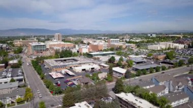 Provo, Utah'taki Brigham Young Üniversitesi kampüsü yakınlarında uçan dönen aedilli manzara.
