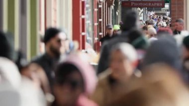 Ocak 2018 - Salt Lake City, Utah: Park City Utah'taki Sundance Film Festivali'nde kargalı kaldırımda yürüyen ler.