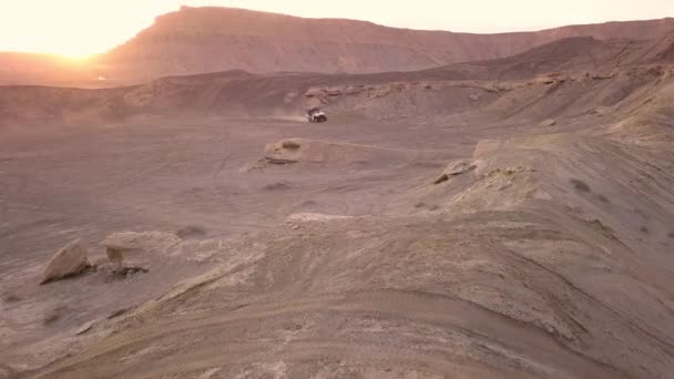 Ohv Con Dos Mujeres Jóvenes Dentro Serpenteando Por Desierto Atardecer — Vídeo de stock