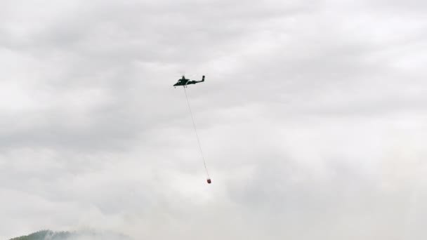 Hélicoptère Avec Seau Eau Volant Dessus Feu Forêt Versant Sur — Video