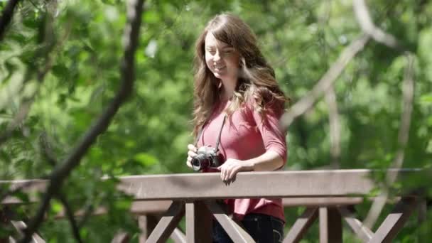 Fotoğraf Çekmek Için Duran Yürümeye Devam Ederken Gülümseyen Kadının Yakınlaştırılmış — Stok video