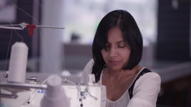 Zvětšený Pohled Pracující Hispánskou Ženu Usmívající Když Vzhlíží Svého Projektu — Stock video