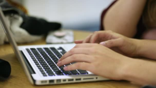 Adolescente tapant sur ordinateur portable dans la salle de classe comme un autre siège à côté d'elle .