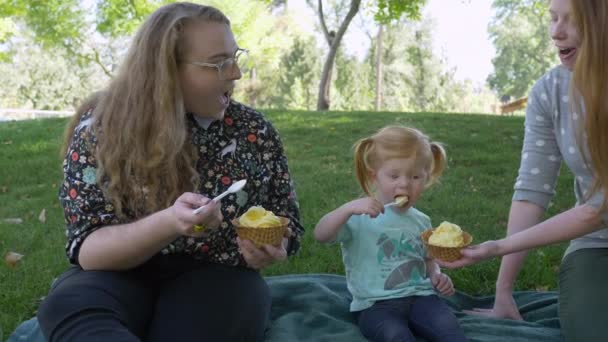 Niña Comiendo Helado Plato Madre Está Celebrando Picnic Parque — Vídeos de Stock