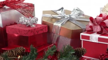 Tatillerde üst üste sıralanmış bir masadaki hediyelerin kaydırma görünümü.