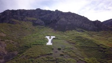 Provo, Utah'taki Y Dağı'ndaki Y harfinin kaydırma görünümü.