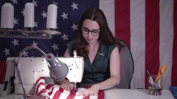 Mujer Que Usa Máquina Coser Para Hacer Bandera Americana Mientras — Vídeos de Stock