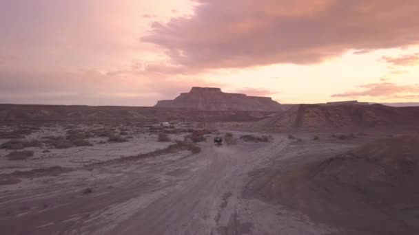 Veduta Aerea Dopo Ohv Guida Attraverso Deserto Durante Tramonto Colorato — Video Stock