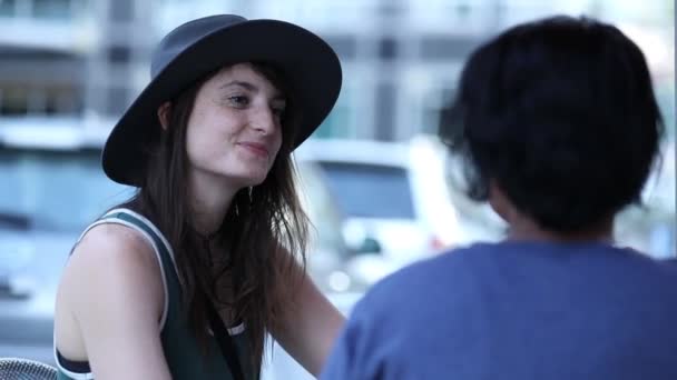 Dos Mujeres Comedor Aire Libre Hablando Comiendo Entre — Vídeos de Stock