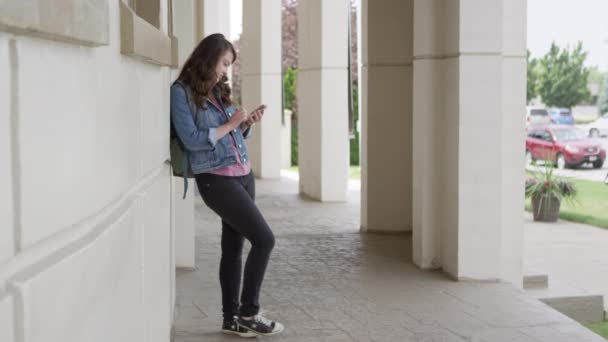 Mujer Recibiendo Una Llamada Telefónica Mientras Espera Luego Busca Persona — Vídeos de Stock