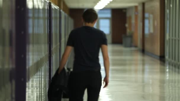 Tonåring Går Ensam Tomma Skolan Hallen Bär Jacka Förbi Skåp — Stockvideo