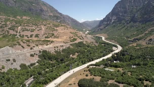 Geriye Doğru Provo Kanyonda Sarma Yollar Üzerinde Yaz Gününde Yeşil — Stok video