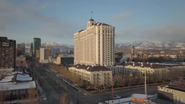 Panorering Flyg Utsikt Flyger Mot Grand America Hotel Salt Lake — Stockvideo