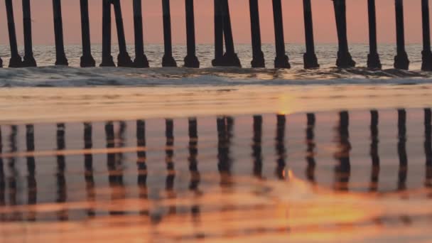 Couleurs Réfléchissantes Eau Dans Ciel Par Jetée Sur Plage Coucher — Video