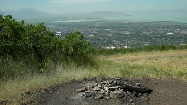 火坑的静态视图 俯瞰普罗沃市和犹他州湖以下 — 图库视频影像
