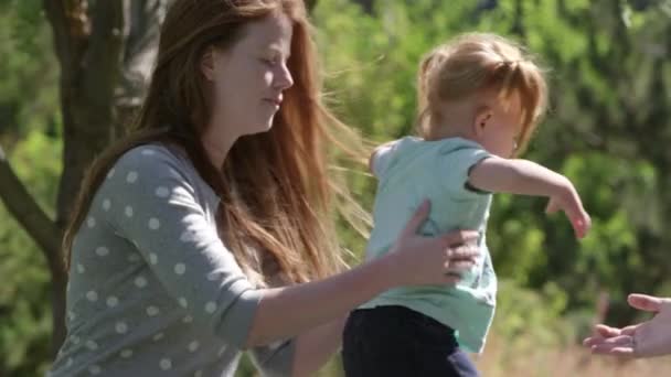 Maluch Działa Matki Aby Pocałować Kolejną Osobę Dorosłą Następnie Wraca — Wideo stockowe