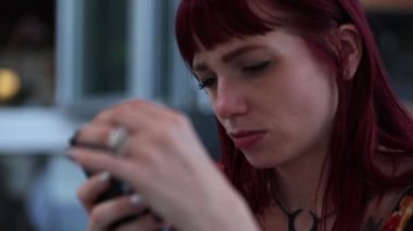 Kadın telefon bakıyor ve o üzerinden çevirir gülümsüyor.