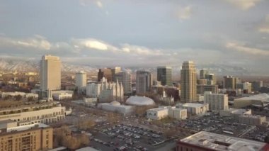 Gece şehir Salt Lake City Utah doğru uçan havadan görünümü. Bölüm 2