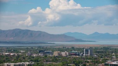 Utah, Utah 'ta Utah Gölü ve Batı Dağı' na bakan yakınlaştırılmış zaman atlaması görüntüsü.