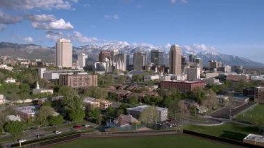 Tuz Gölü şehrinin hava görünümü ile Wasatch Dağları 'na karşı yavaşça kapsayan kar.