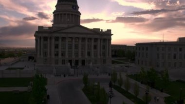 Salt Lake City'deki yükselen hava görünümünü günbatımı sırasında Utah State Capitol binasının görünümü.